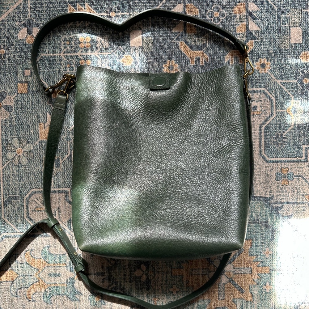 Madewell Transport Bucket Bag in Bottle Green 💚